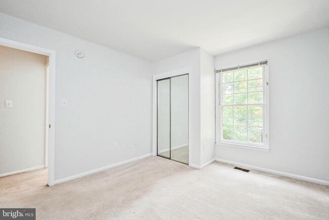 Building Photo - 2406 S Walter Reed Dr