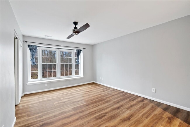 Building Photo - Classic Reston condo Offers Bright, Peaceful Court Living