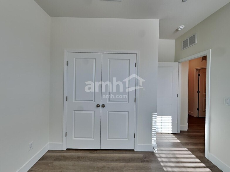 Building Photo - 822 English Primrose St
