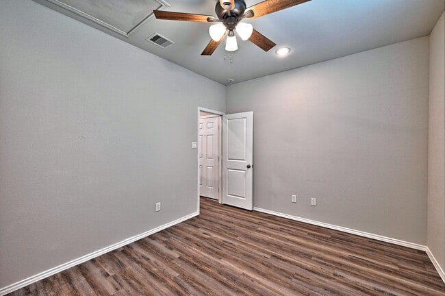 Building Photo - 11552 Persimmon St