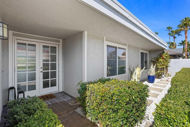 Building Photo - STUNNING HOME WITH GOLF COURSE VIEW IN WHI...