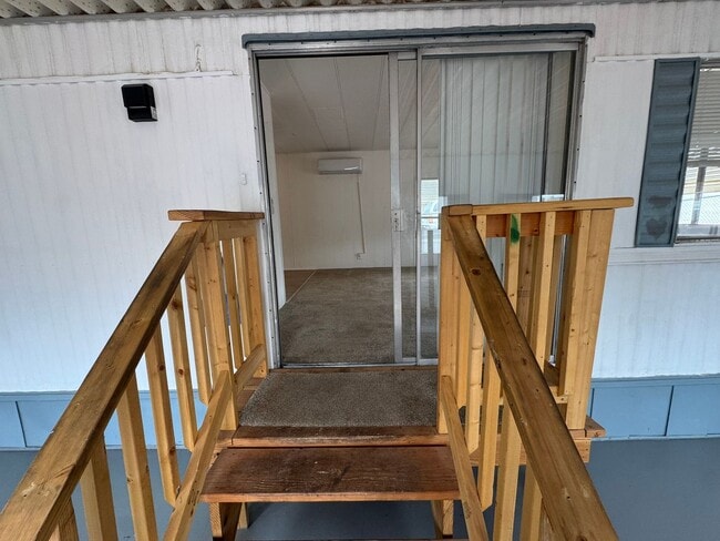 Building Photo - 1 BR 1Ba with enclosed Porch/Patio, fenced yard, RV Parking