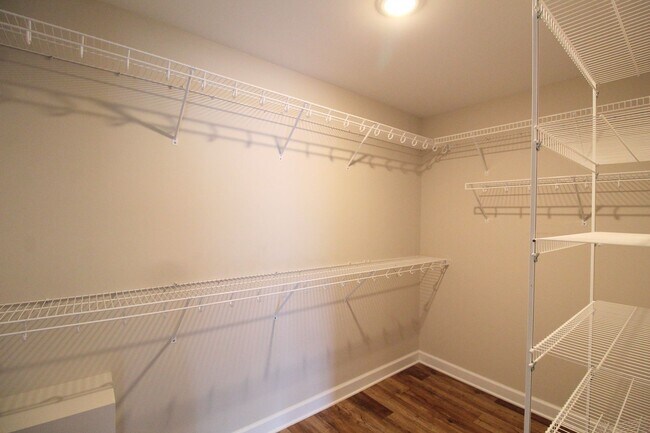 Building Photo - Large 3 level large end unit townhome with...