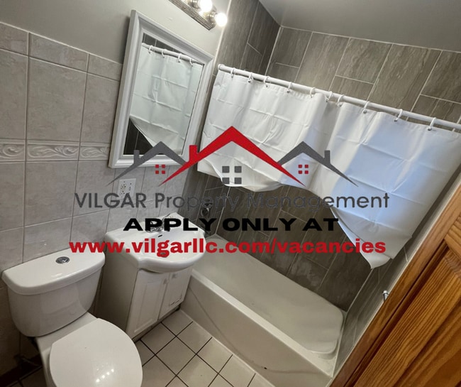 Building Photo - Step into comfort and style in this beauti...
