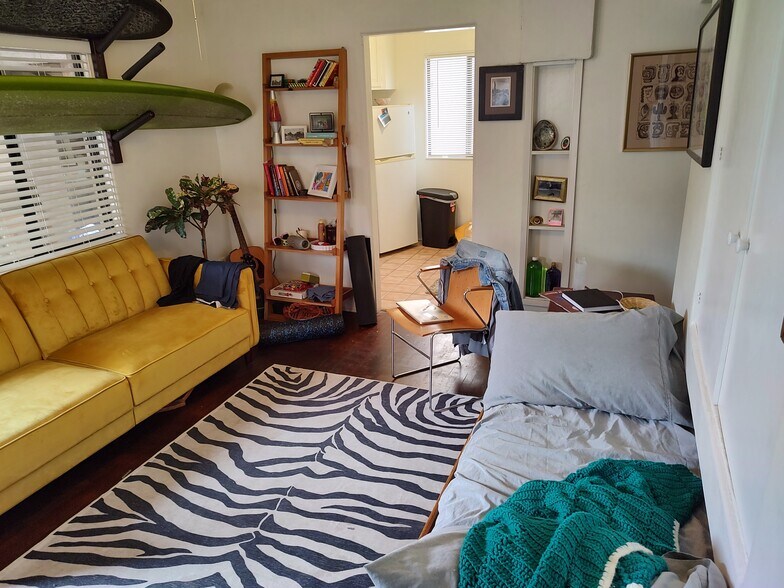 Roomy open floor plan - 828 Island Ct