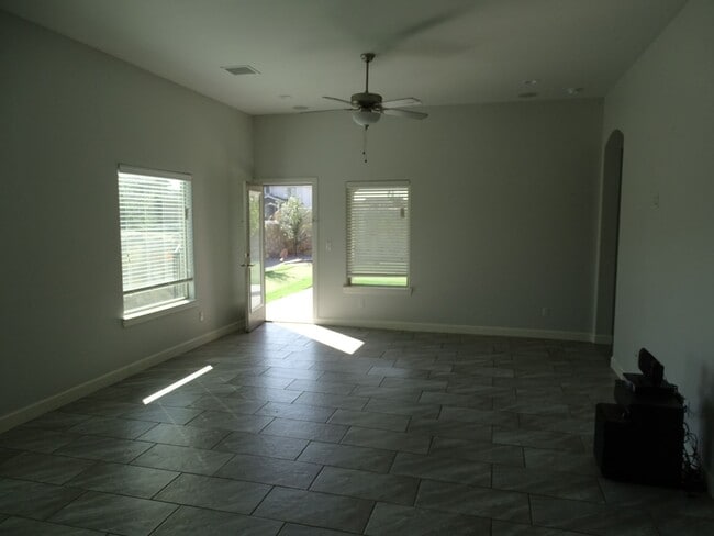Building Photo - STYLISH EASTSIDE HOME