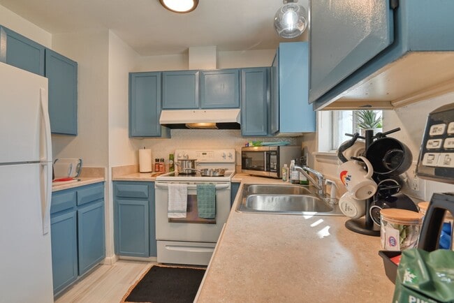 Building Photo - Cute 3 Bedroom Home in Central Colorado Sp...