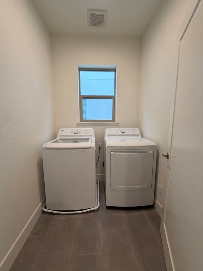 Building Photo - Loft home in downtown Woodland with SOLAR!!