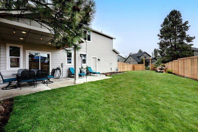 Building Photo - Beautiful home in SW Bend!  Large fenced i...