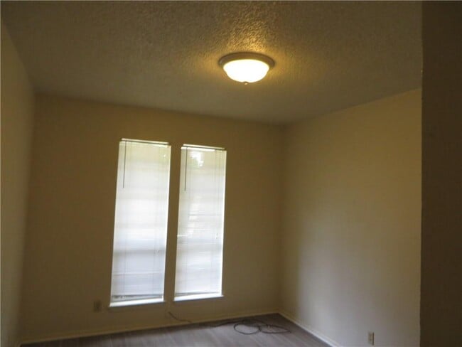 Building Photo - 502 Tanglewood Dr