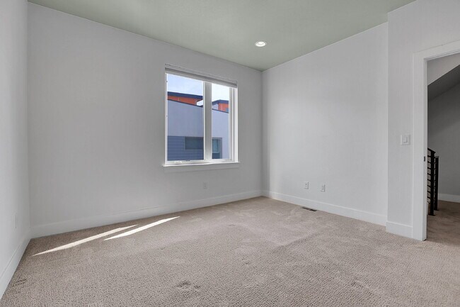 Building Photo - $3,300.00 - 2 Bedroom, 2.5 Bathroom, Rooft...