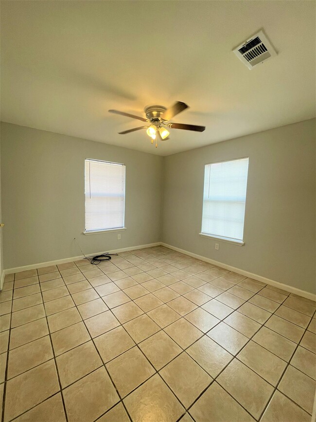 Building Photo - 131 Dennis Dr