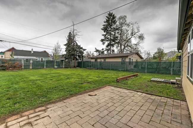 Building Photo - 2 Bed - 1 Bath - Pet Friendly