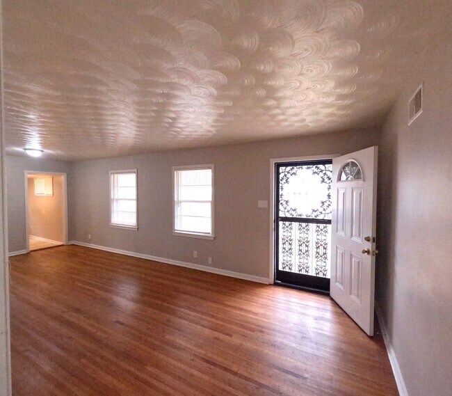 Building Photo - Renovated 4 Bed 1 Bath