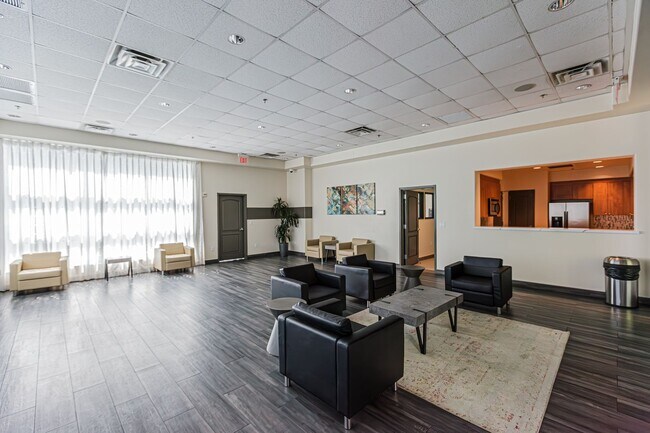 Building Photo - Top Floor 2 Bedroom Condo Located in Manha...
