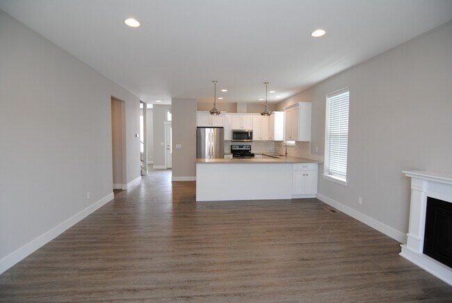 Building Photo - 1708/1710 Danny Boy Ln. Duplex