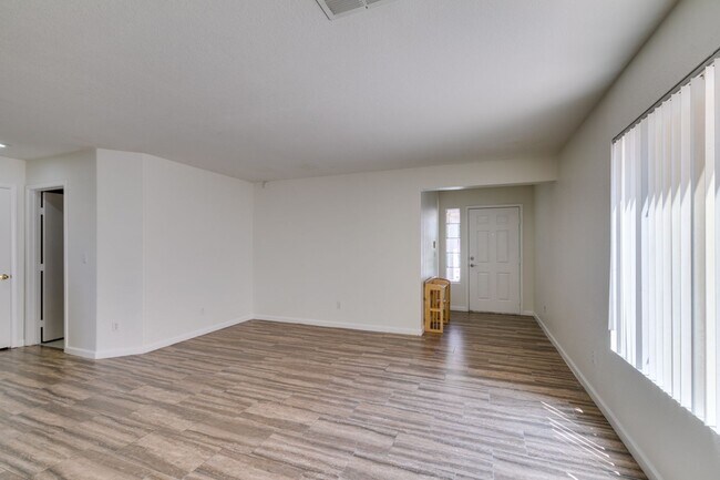 Building Photo - Spacious 4 Bedroom 2.5 Bathroom Home with Covered Patio & Large Backyard