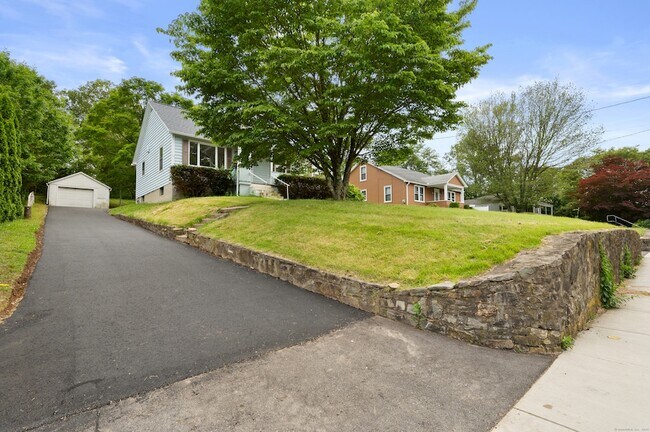 Building Photo - 204 Dunham St