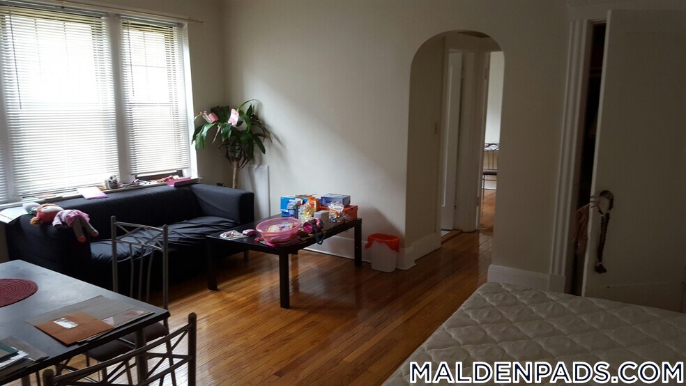 Building Photo - 349 Pleasant St