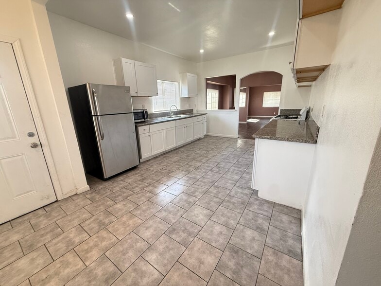 Building Photo - 1341 W 47th St