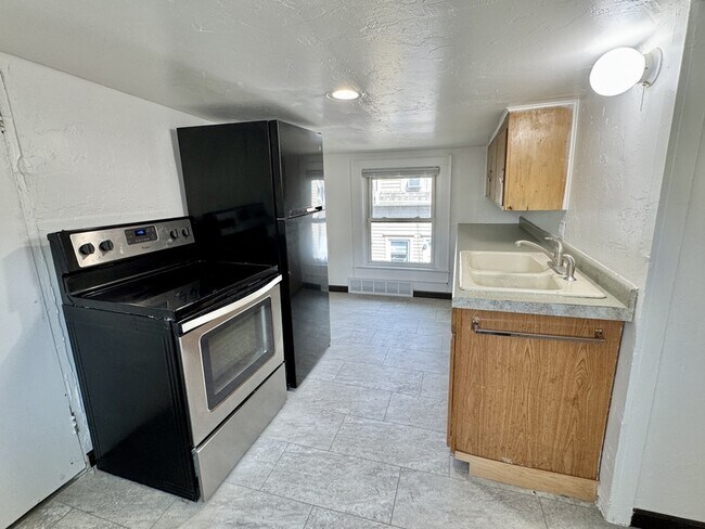 Building Photo - 312 S Chestnut Ave