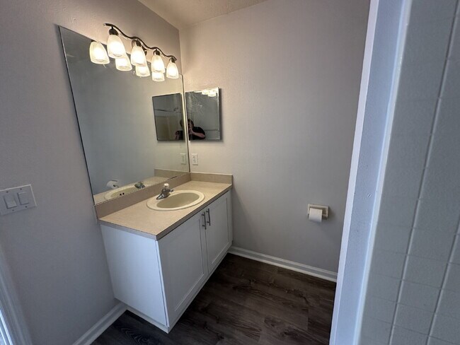 Building Photo - Beautiful Townhome