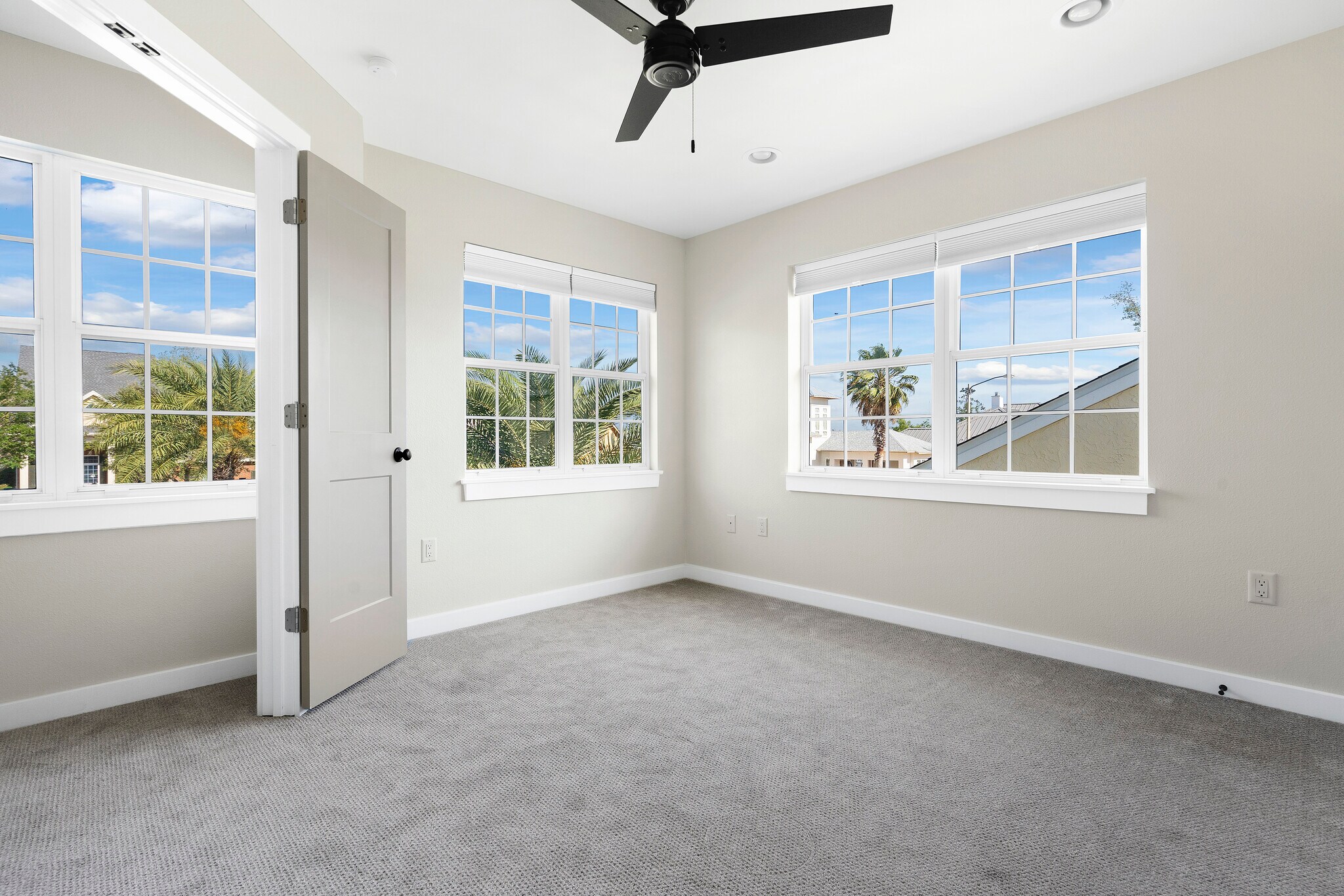 Building Photo - 2501 Country Club Dr