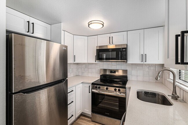 Building Photo - Spacious 1 Bed 1 Bath LOFT in the heart of...