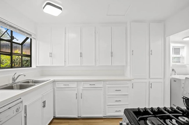 Building Photo - 3 Bedroom, 1 Bathroom Home – Ideal for Stu...