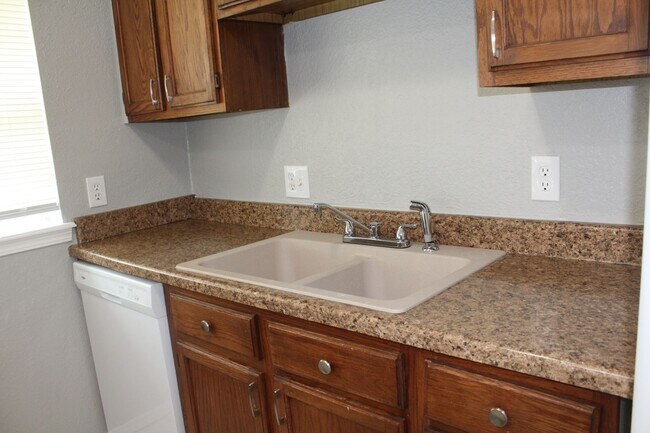 Building Photo - 3 bed 2 bath