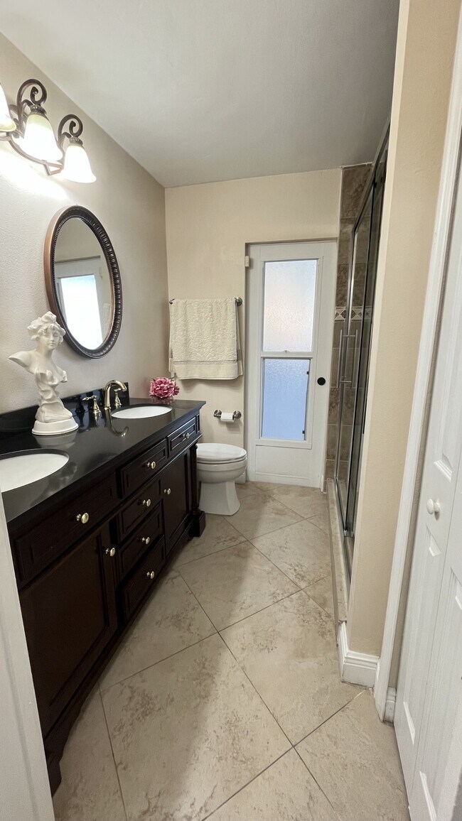 Building Photo - 213 SE 21st St