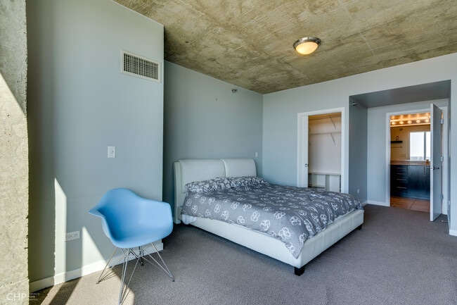 Building Photo - 611 S Wells St