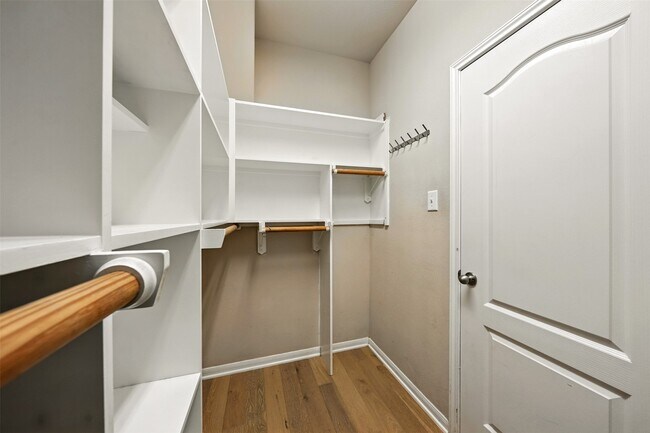 Building Photo - 9219 Gilbert Hollow Dr