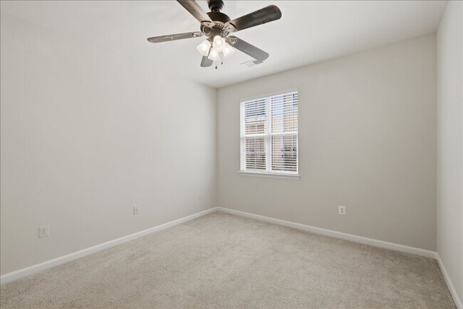 Building Photo - Elegant two bedroom and two bath Condo Living in the Heart of Potomac Falls