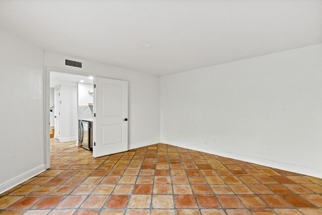 Building Photo - 19 Vía Lago