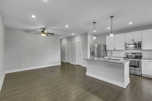 Building Photo - Charming 3-Bed, 2.5-Bath Townhouse Gem in ...
