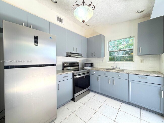 Building Photo - 9850 W Heather Ln