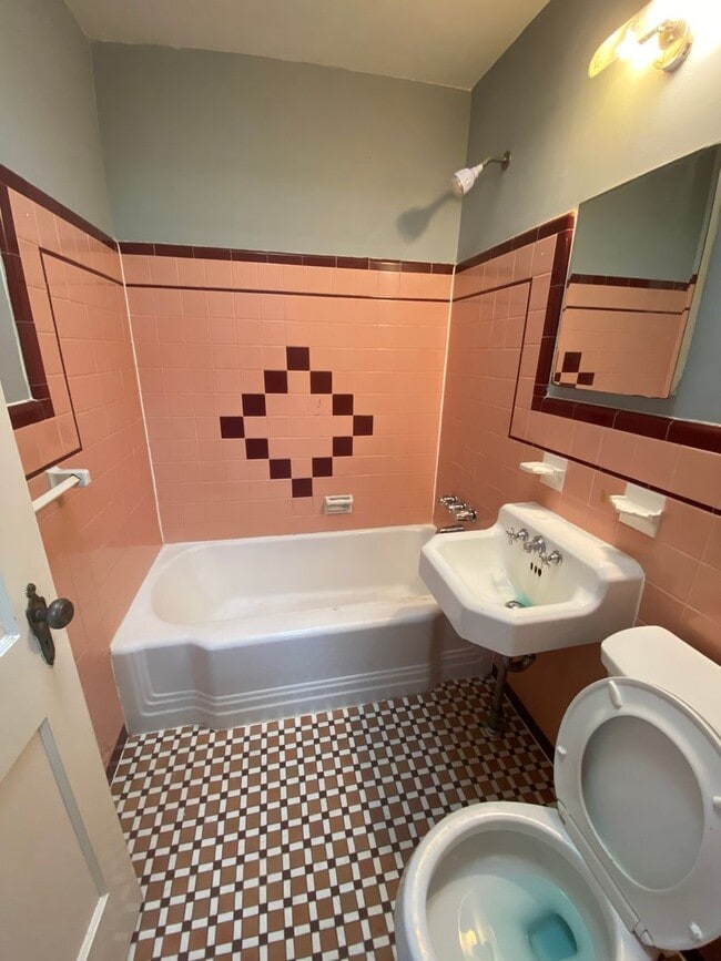 Building Photo - 3 Bedroom and 1 Bathroom House in Northeas...