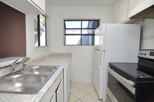 Building Photo - 602 Bellaire Dr