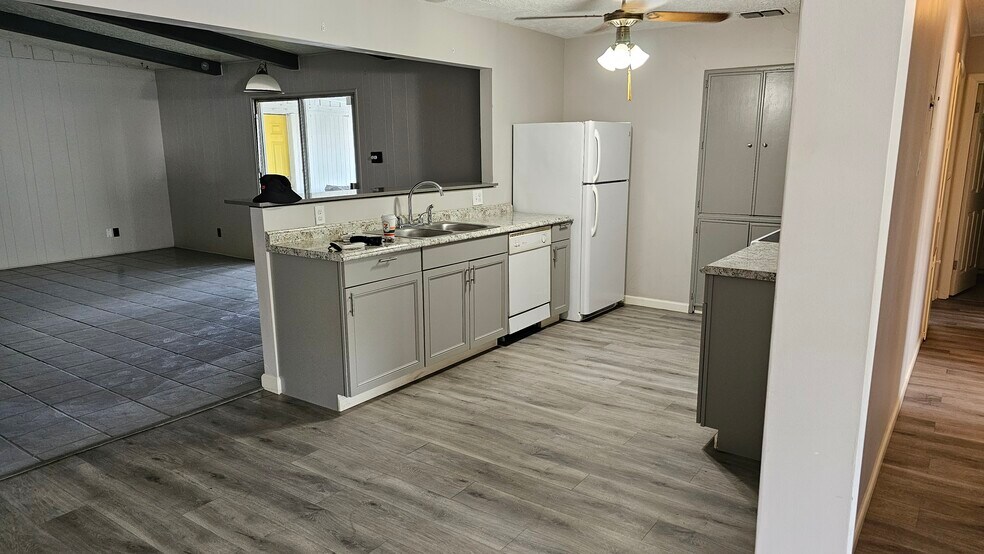 Building Photo - 463 Sprucewood Ln