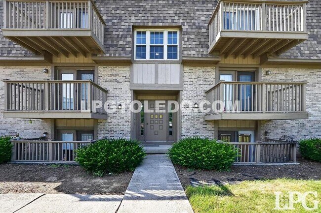Building Photo - 811 Hilltop Ln