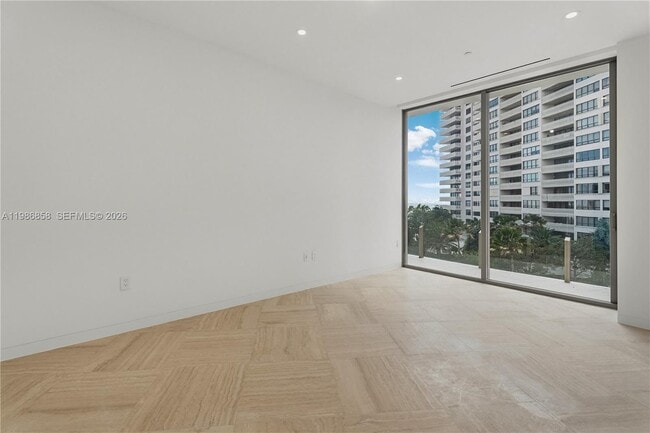 Building Photo - 5 Grove Isle Dr