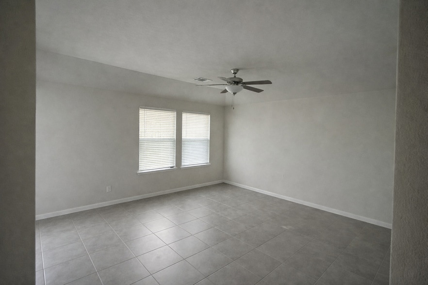 Building Photo - 300 Low Bramble Dr