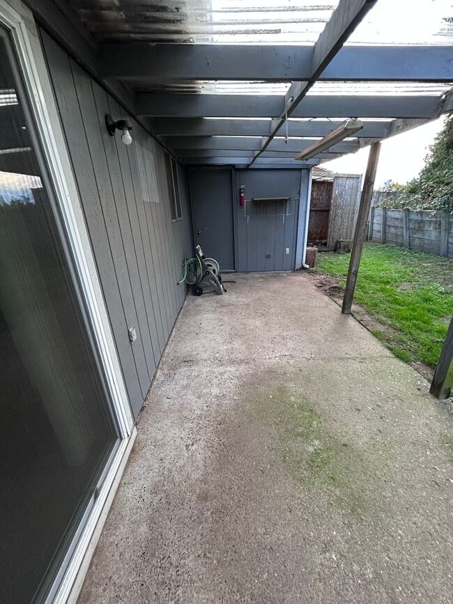 Building Photo - 3 bedroom 1 bath house w/ attached garage in Coos Bay!