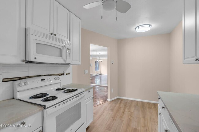 Building Photo - 30 Meadow Green Cir