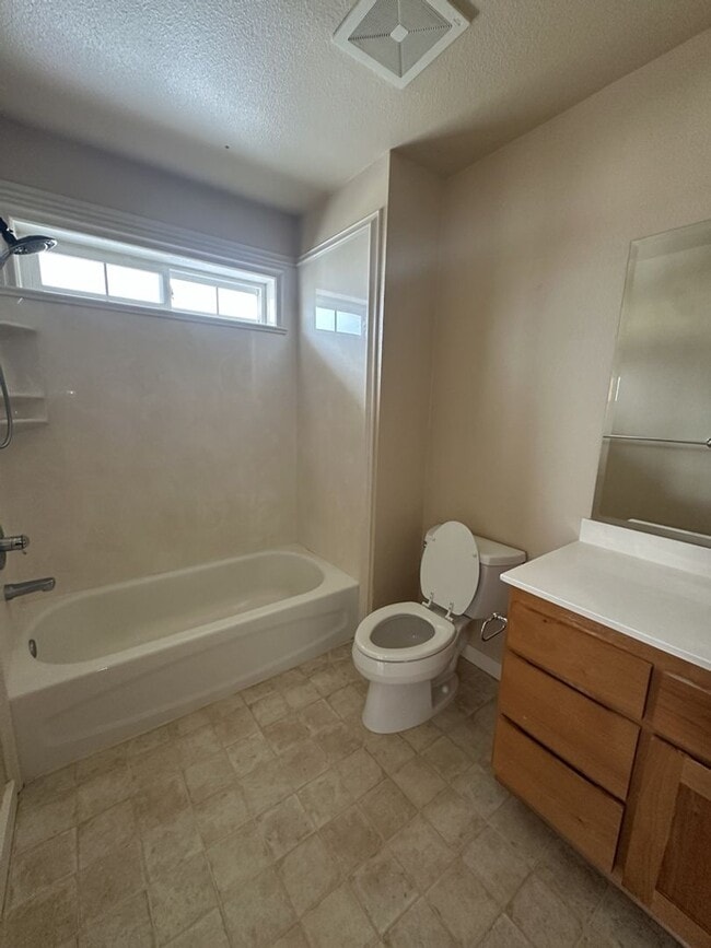 Building Photo - 2 Bedroom 2 Bath Townhouse in Ashland