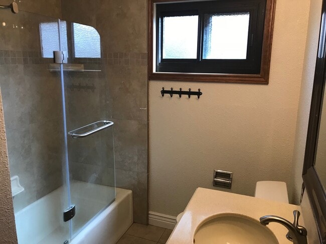 Building Photo - Indoor/outdoor living, spacious 4/2 on a quiet street in Mills Estates