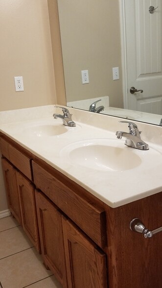 Building Photo - 3706 Wyndham Ave