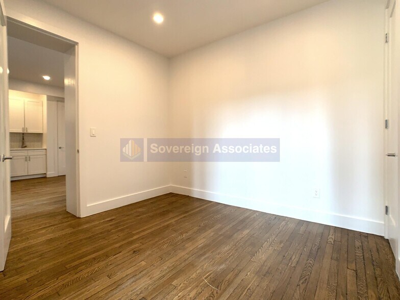 Building Photo - 45 Tiemann Pl