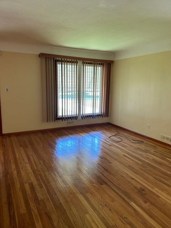 Building Photo - Brick 4 Bedrooms house is South Euclid With 2 Cars Detached Garage for Rent